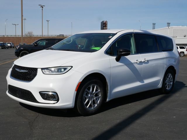 Used 2024 Chrysler Pacifica Touring-L image 2