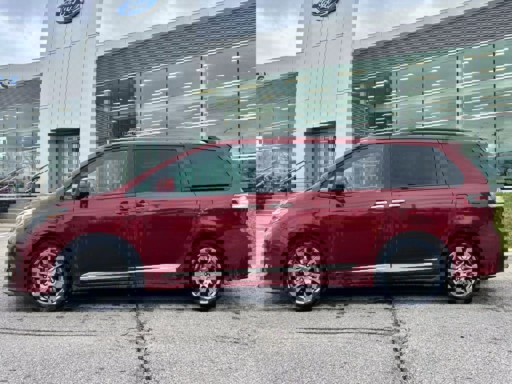 Used 2017 Toyota Sienna SE FWD image 3