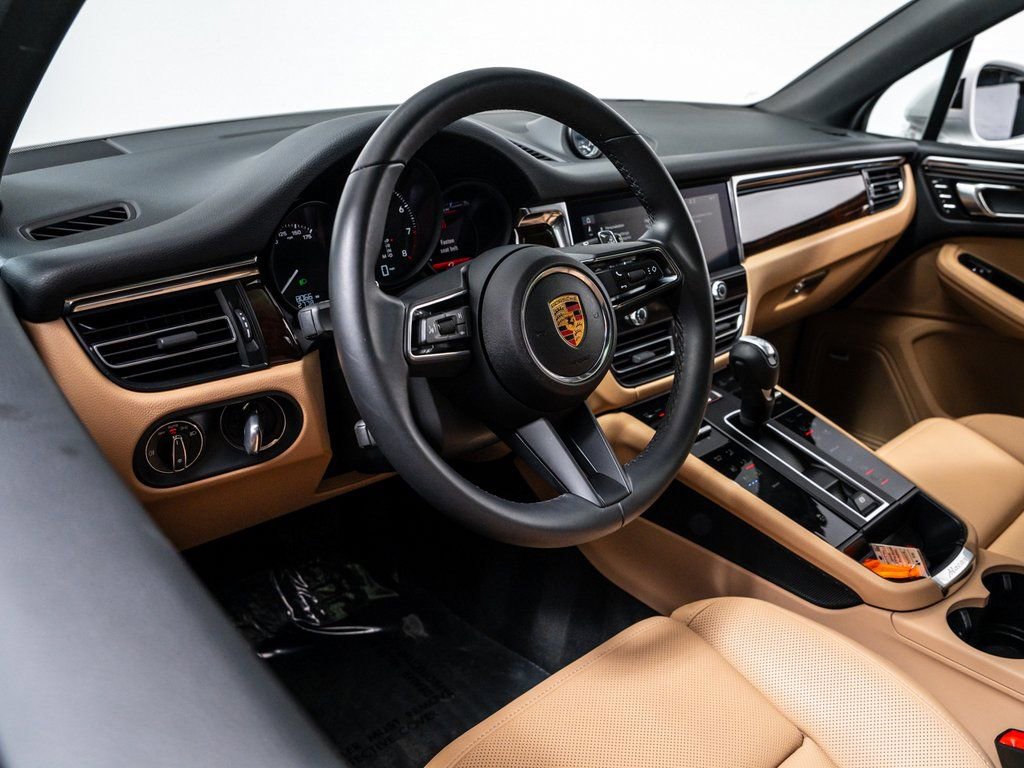 Certified 2025 Porsche Macan image 13