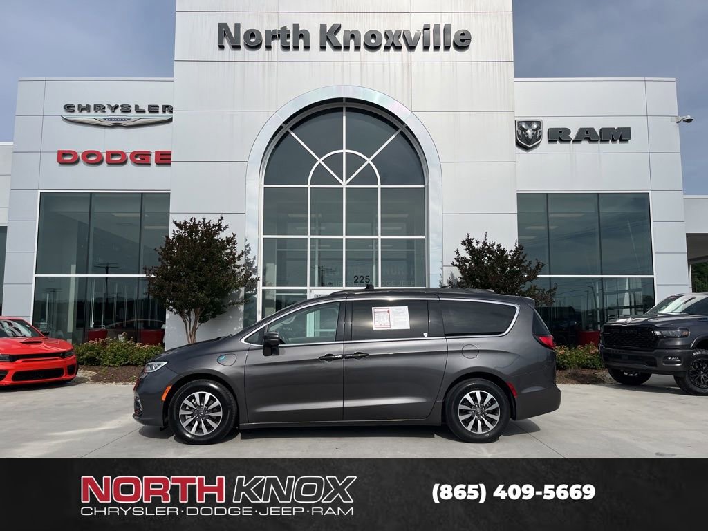 Used 2022 Chrysler Pacifica Touring-L w/ Uconnect Theater Family Group FWD image 2