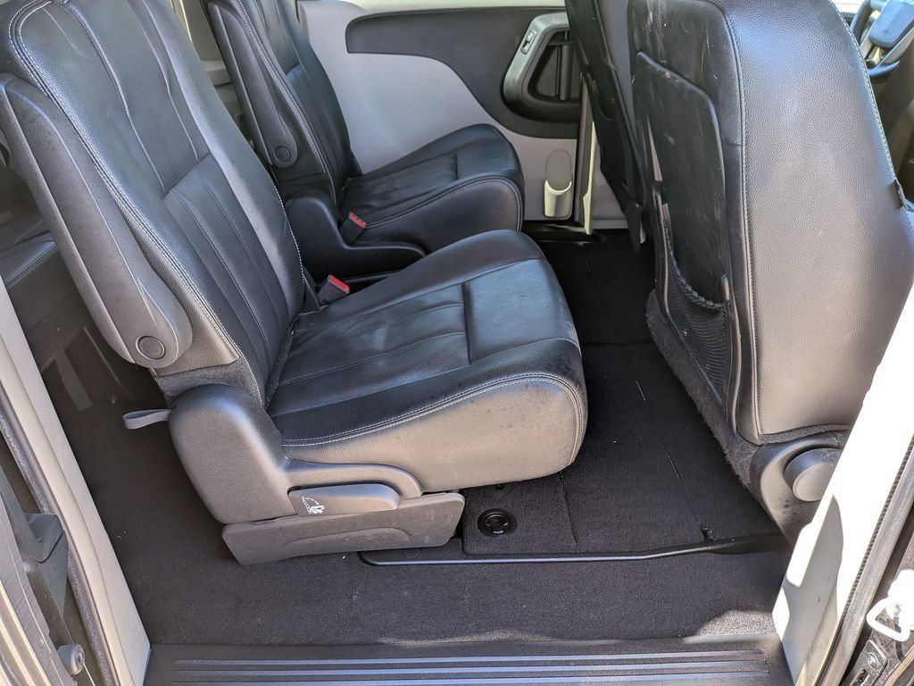Used 2015 Chrysler Town & Country LX FWD image 18
