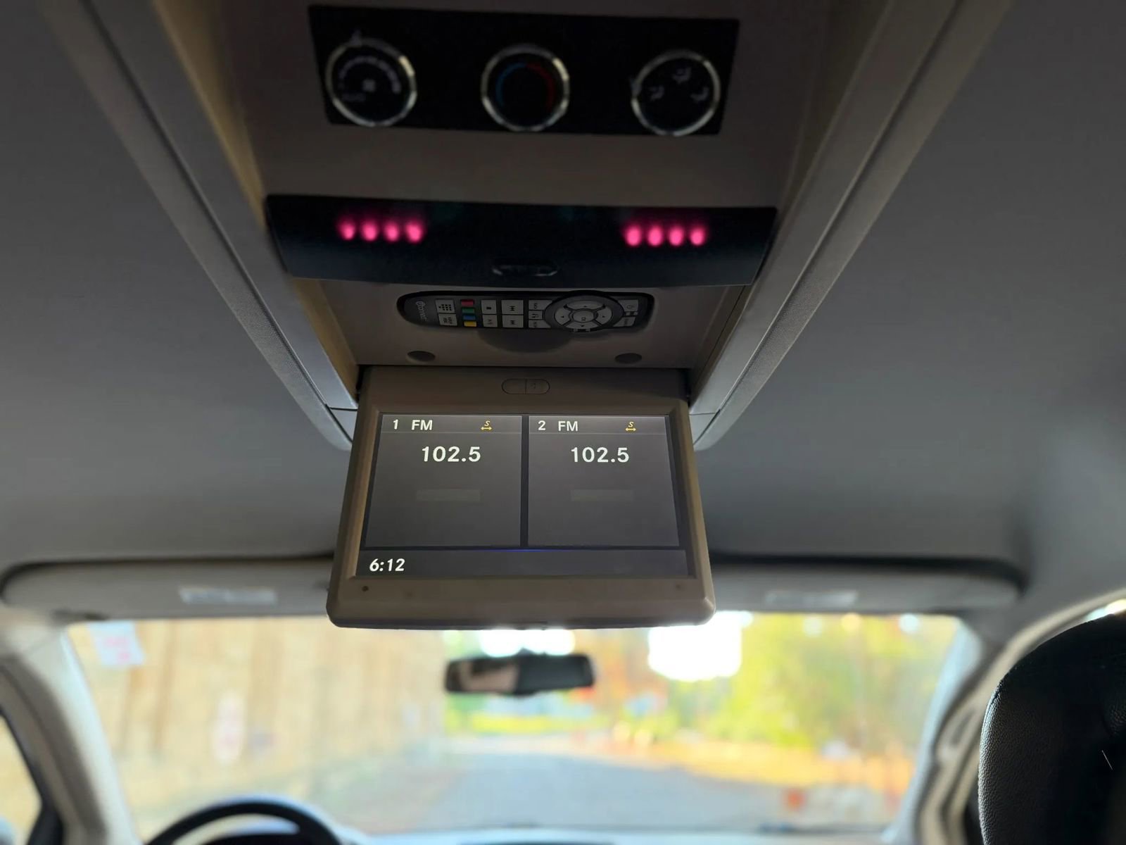 Used 2015 Chrysler Town & Country Touring FWD image 31