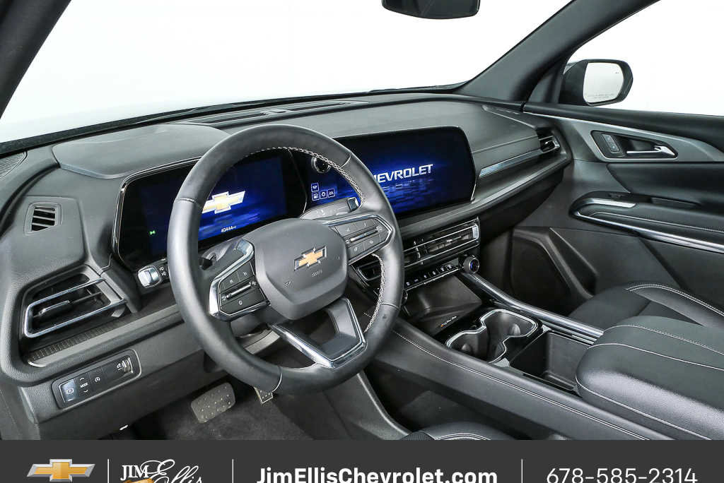 Used 2025 Chevrolet Traverse LT image 4