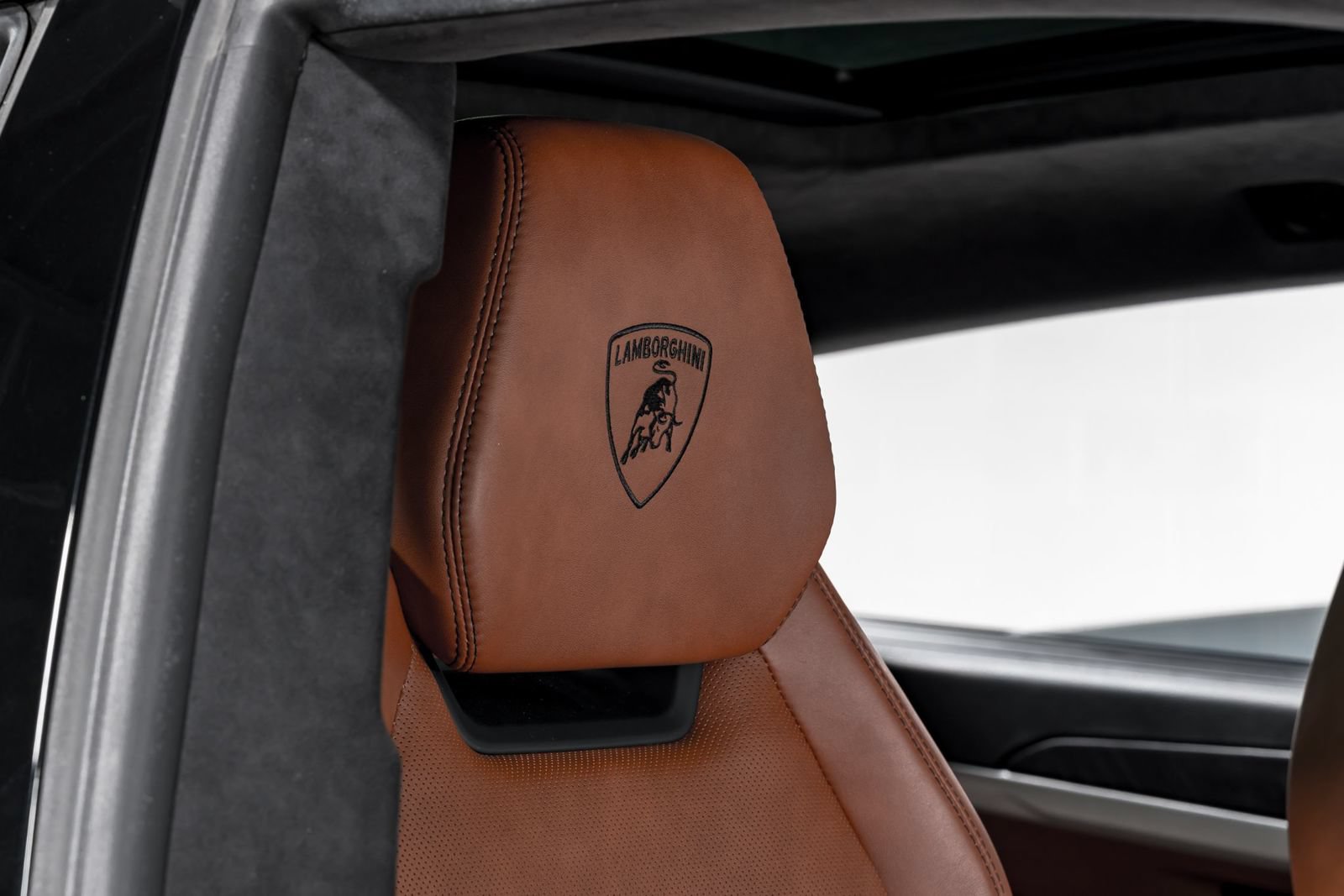 Used 2021 Lamborghini Urus AWD/4WD image 41