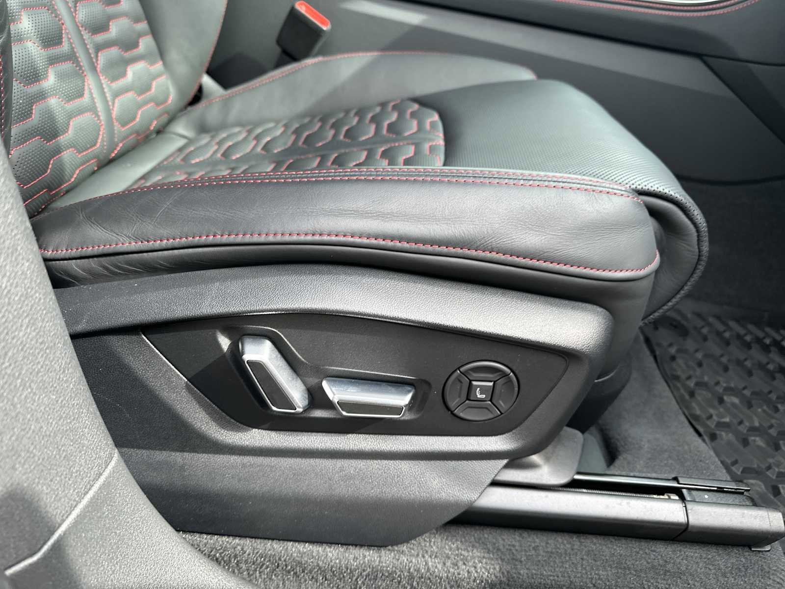 Used 2024 Audi RS Q8 image 31