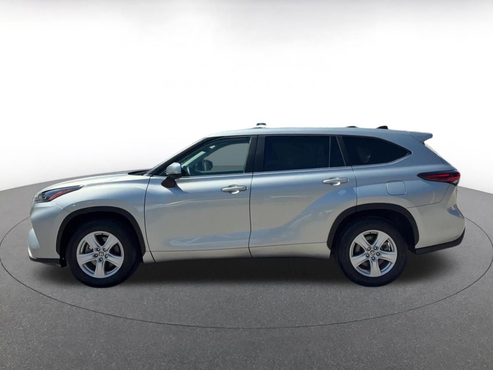 Used 2025 Toyota Highlander LE FWD image 9