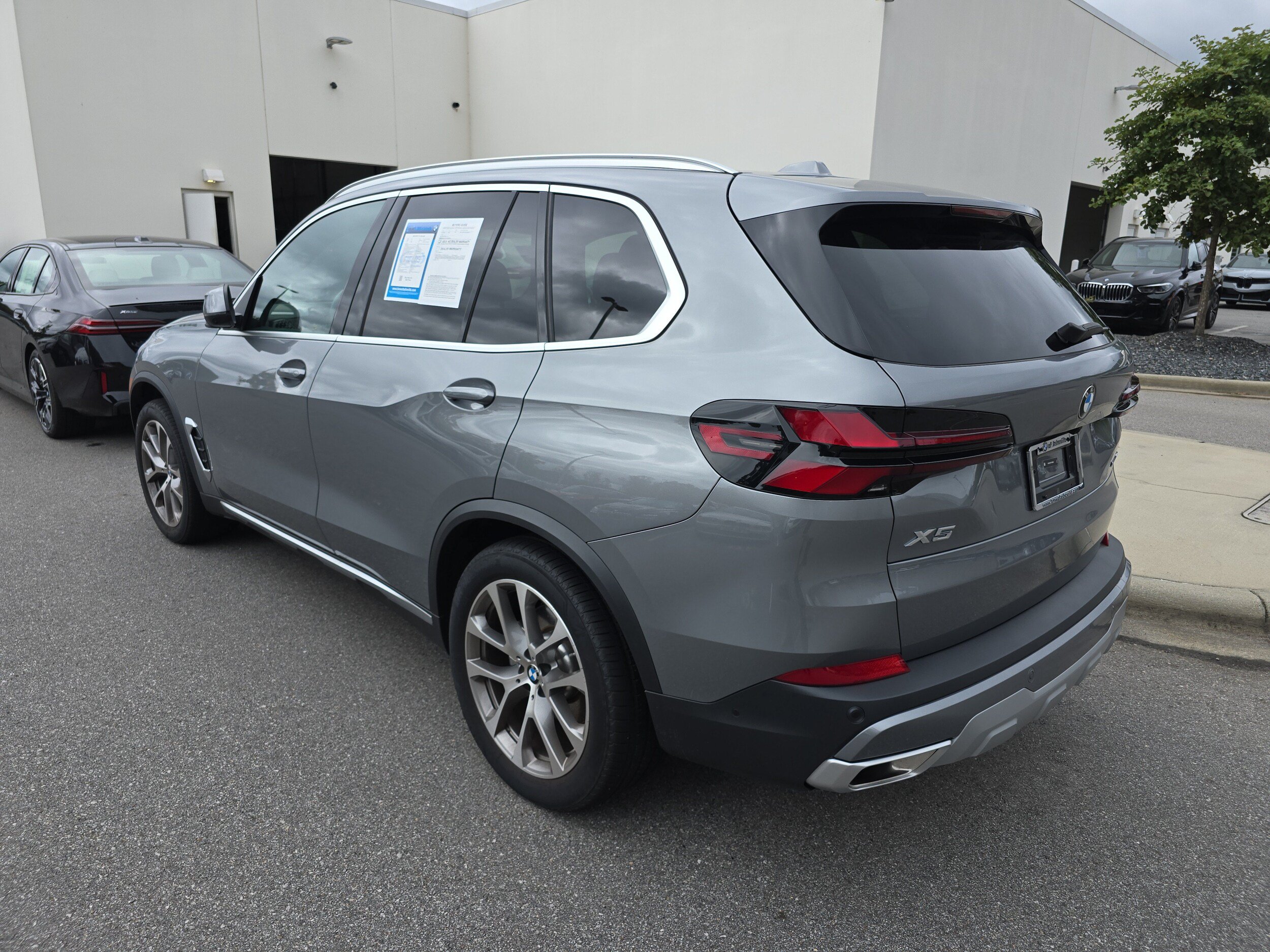 Used 2026 BMW X5 xDrive40i w/ Premium Package AWD/4WD image 3
