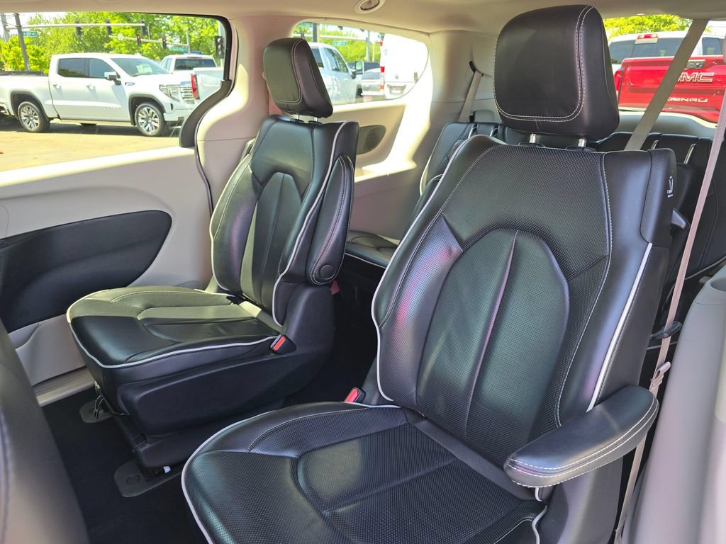 Used 2023 Chrysler Pacifica Limited FWD image 17