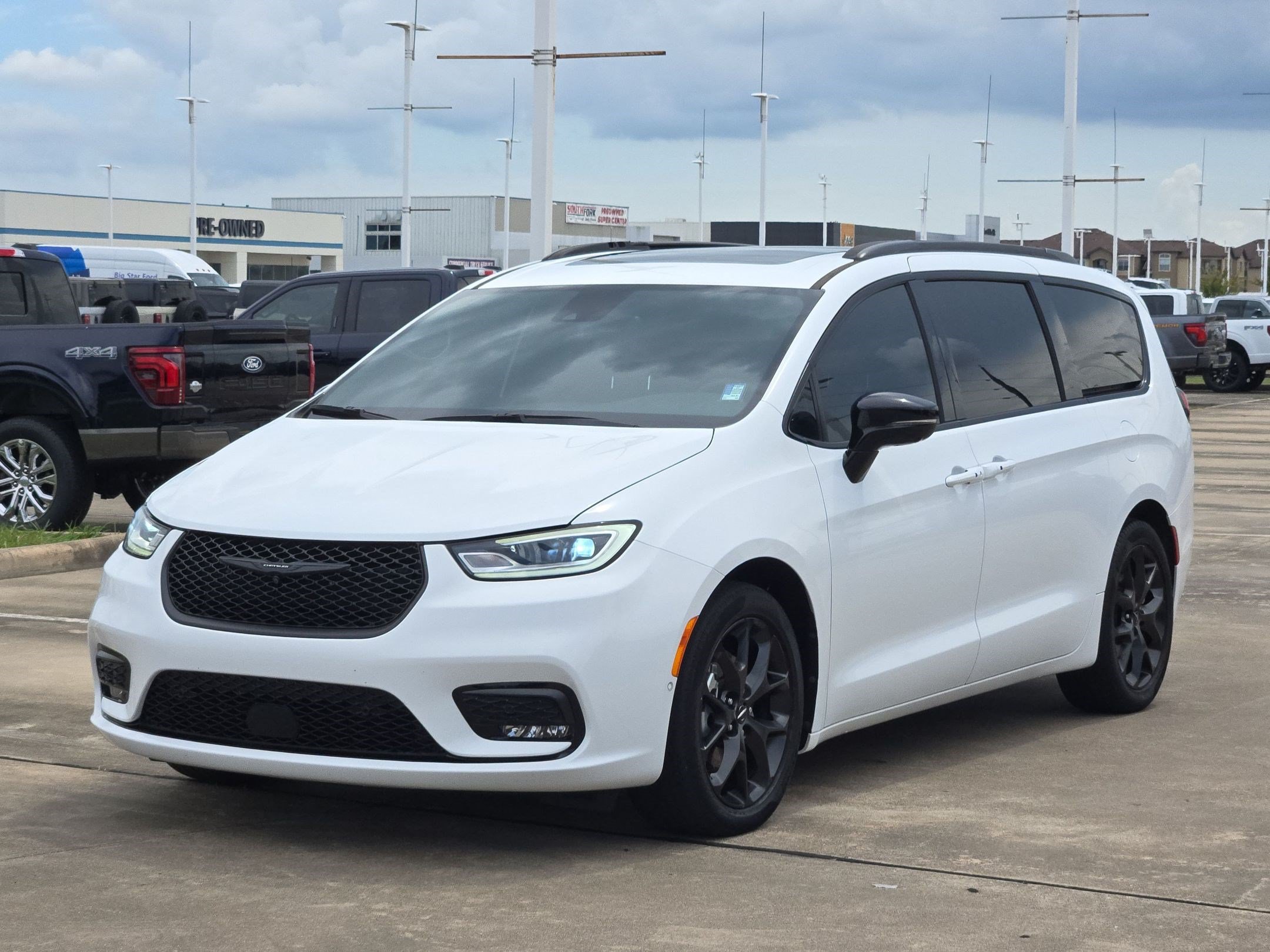 Used 2024 Chrysler Pacifica Limited w/ Uconnect Theater Family Group FWD image 10