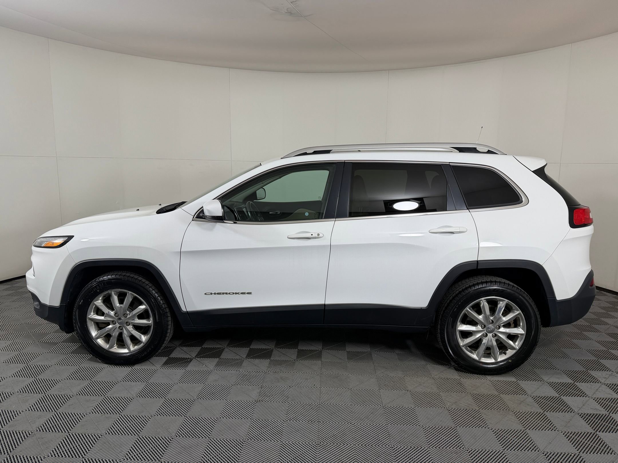 Used 2016 Jeep Cherokee Limited w/ Luxury Group image 2