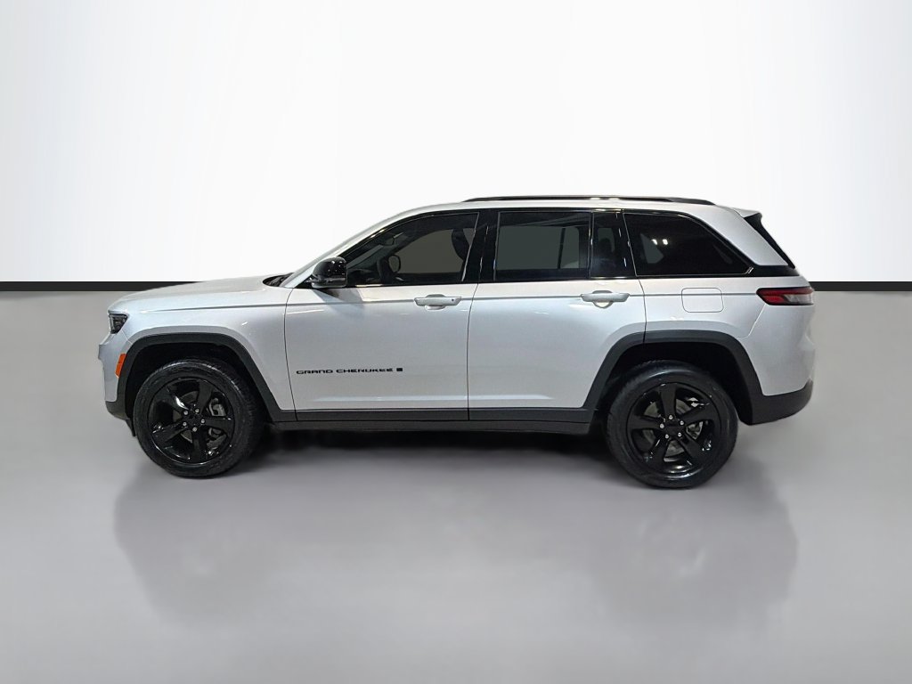 Used 2023 Jeep Grand Cherokee Altitude AWD/4WD image 6