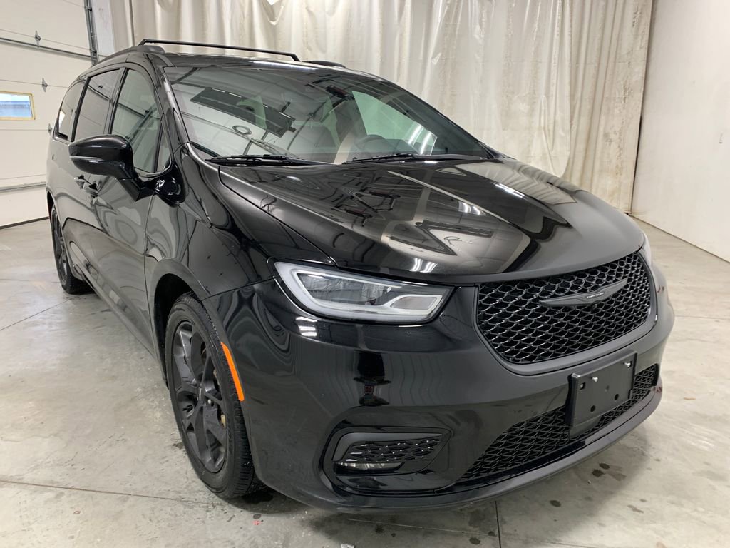 Used 2025 Chrysler Pacifica Limited image 2