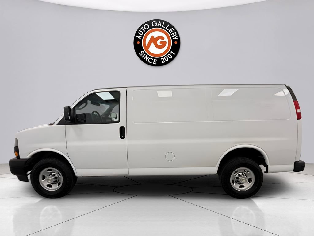 Used 2023 Chevrolet Express 3500 w/ Driver Convenience Package image 4