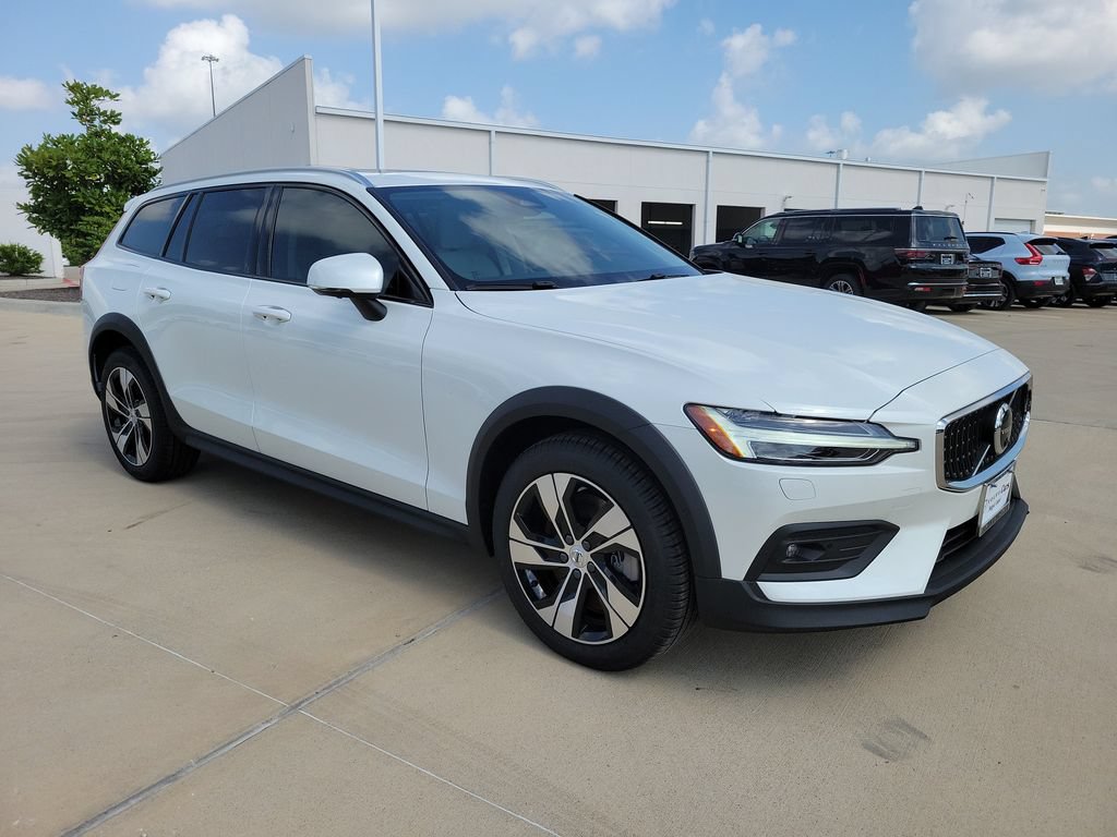 New 2026 Volvo V60 B5 Cross Country Plus w/ Climate Package AWD/4WD image 4