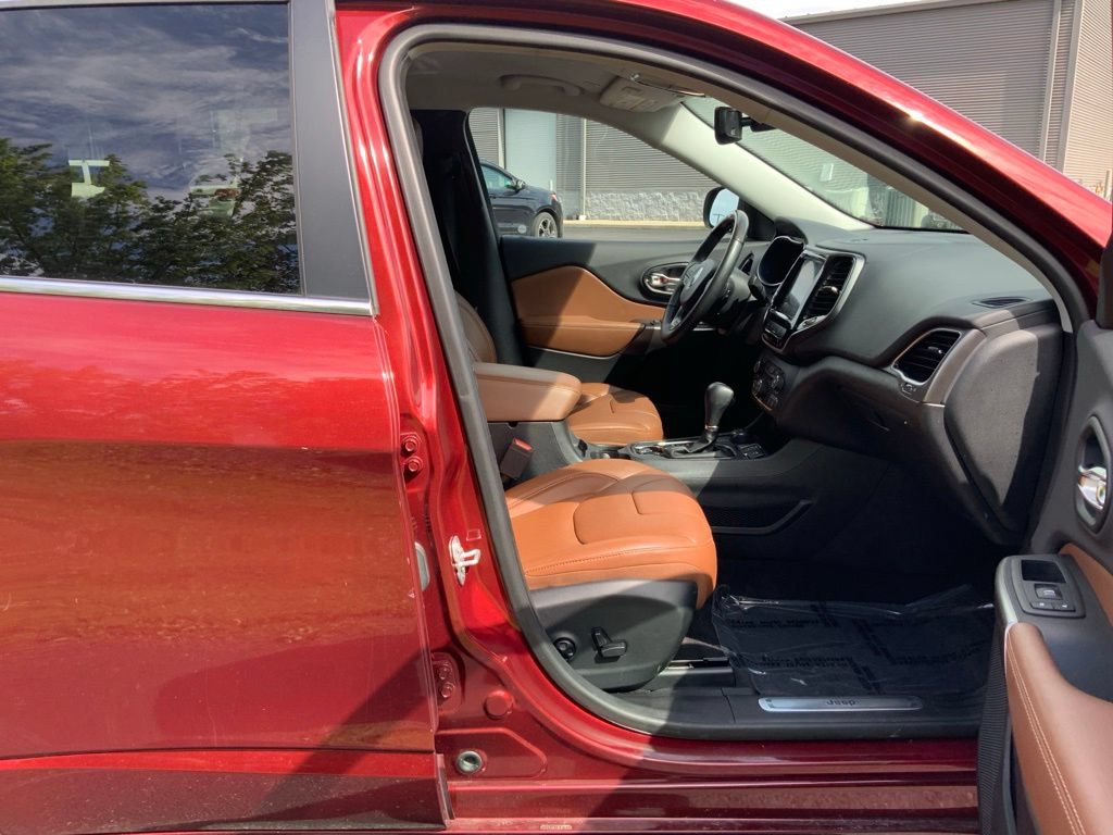 Used 2019 Jeep Cherokee Overland w/ Technology Group AWD/4WD image 27