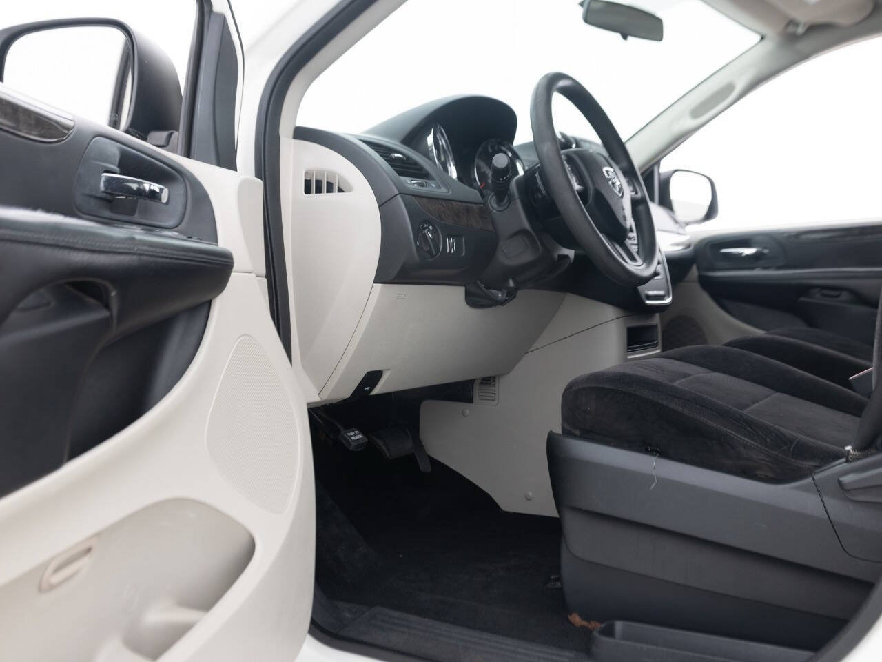 Used 2011 Dodge Grand Caravan Express FWD image 26