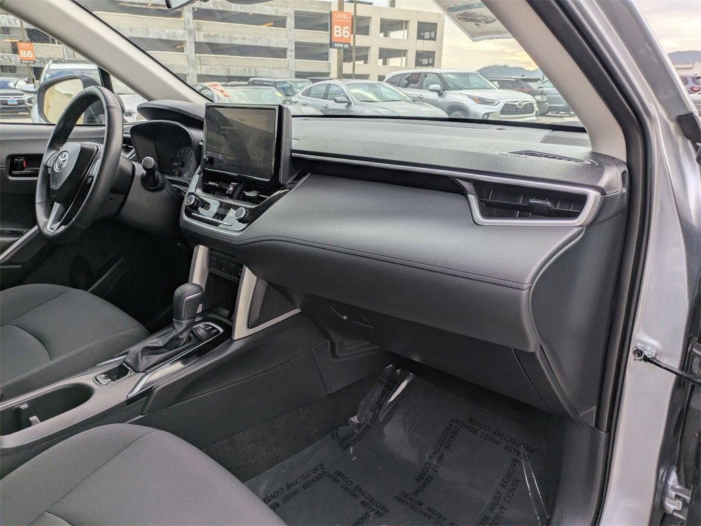 Used 2025 Toyota Corolla Cross LE image 33