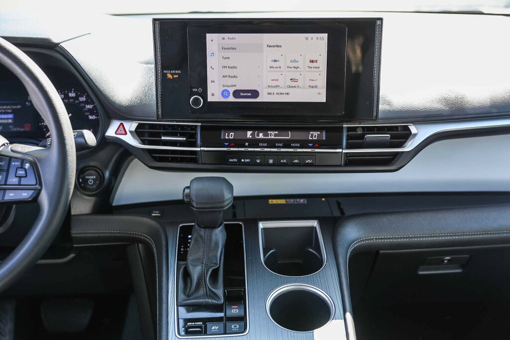 Certified 2025 Toyota Sienna LE FWD image 3