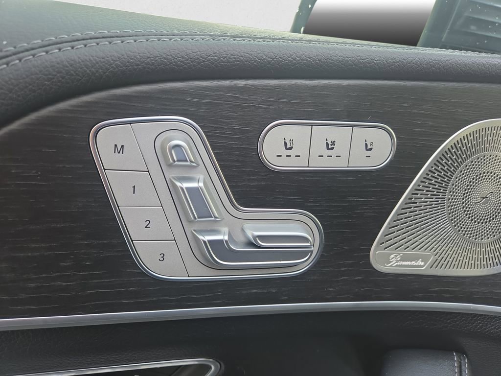 Used 2025 Mercedes-Benz GLS 580 4MATIC image 9