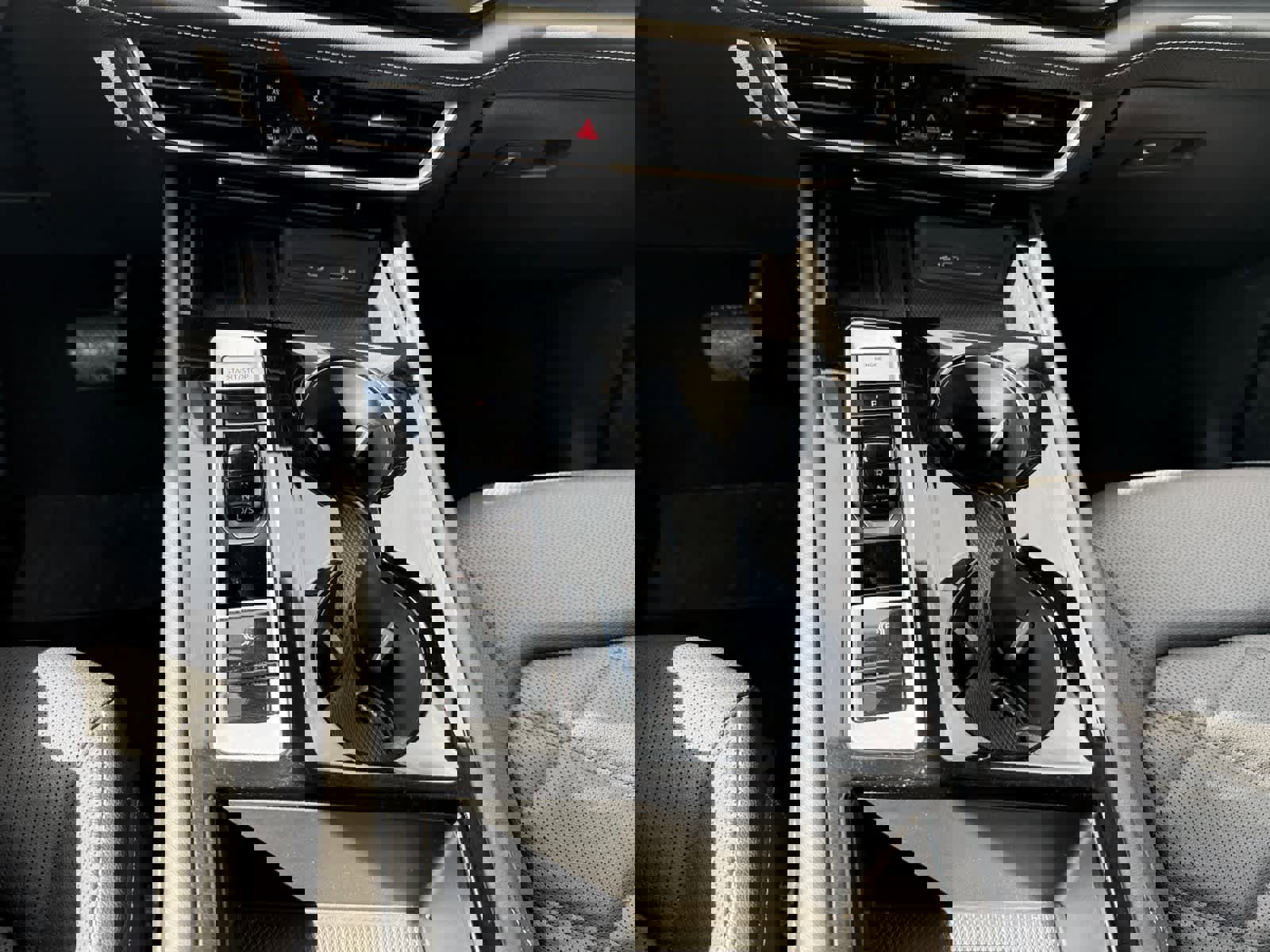 Used 2025 Volkswagen Atlas SE AWD/4WD image 18