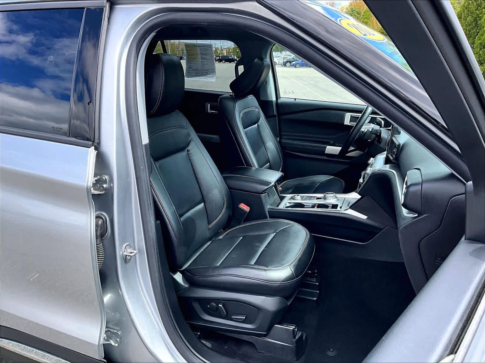 Used 2020 Ford Explorer XLT w/ Equipment Group 202A AWD/4WD image 11