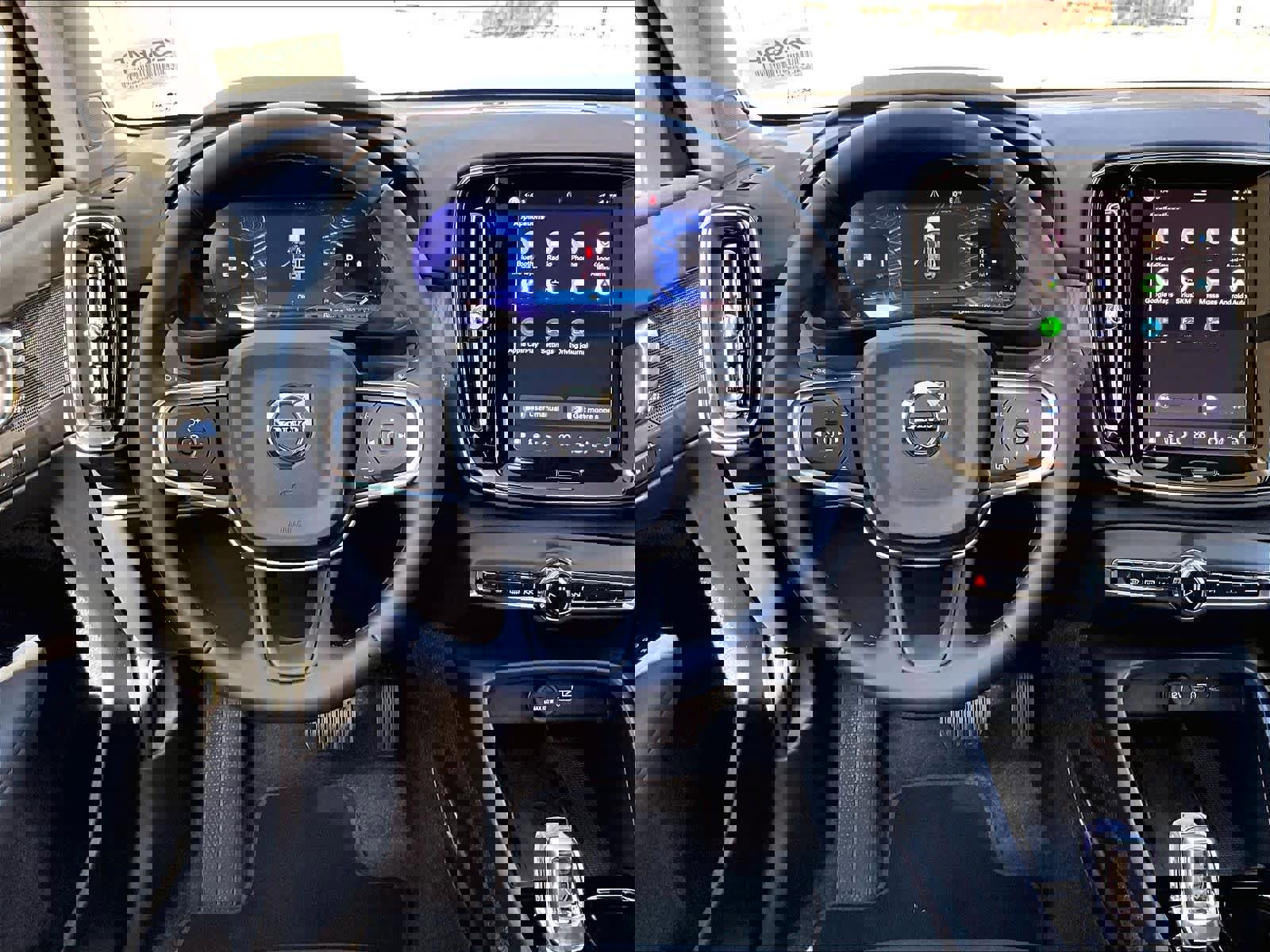 Used 2025 Volvo XC40 B5 Plus image 8