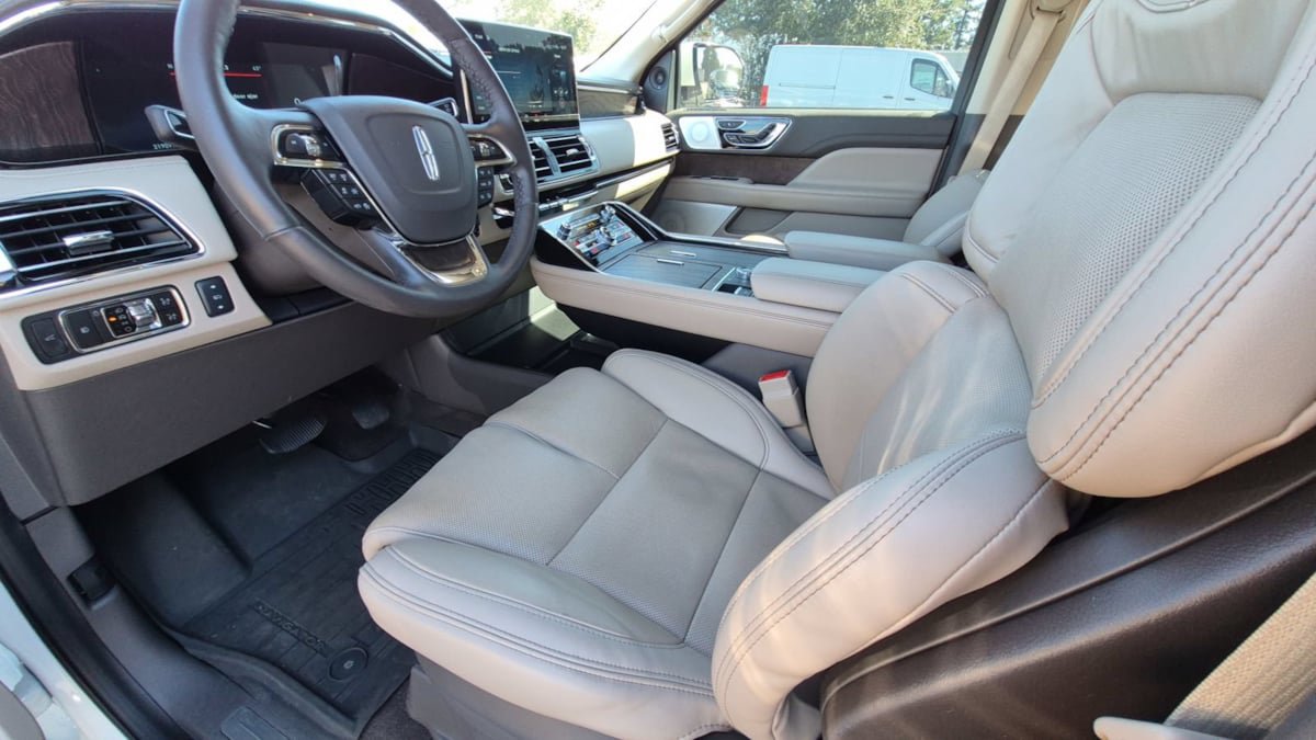 Used 2024 Lincoln Navigator Reserve AWD/4WD image 8