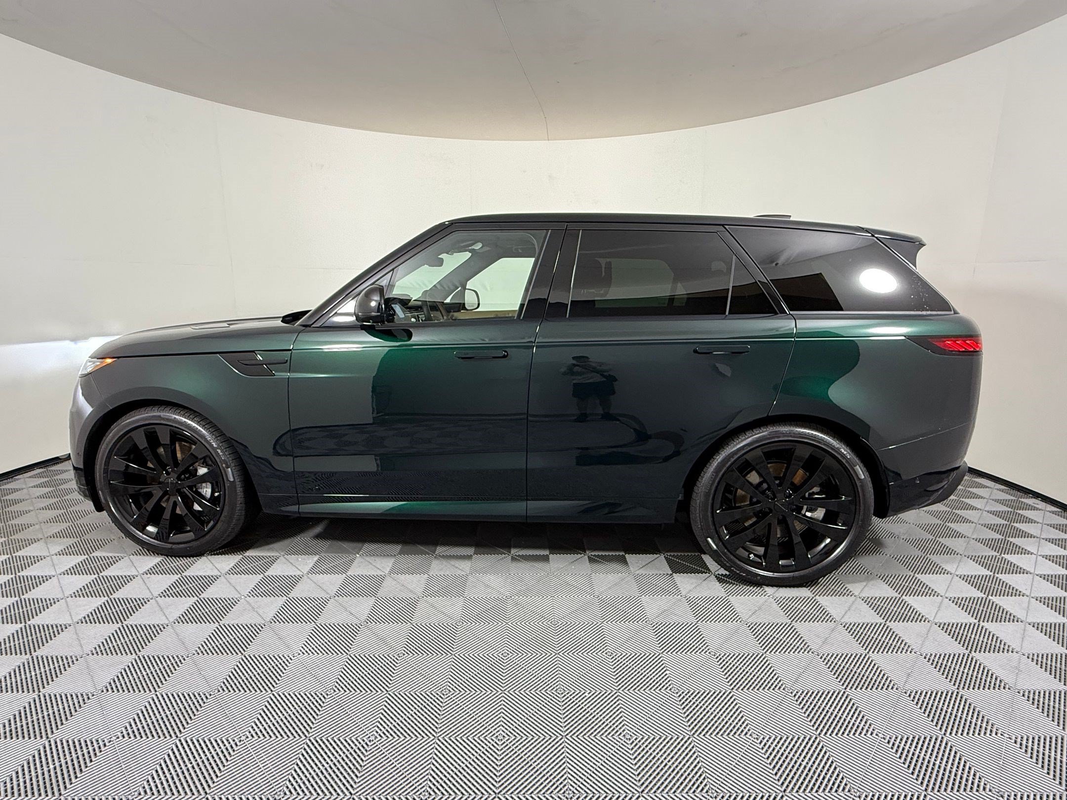 New 2026 Land Rover Range Rover Sport Dynamic SE AWD/4WD image 2