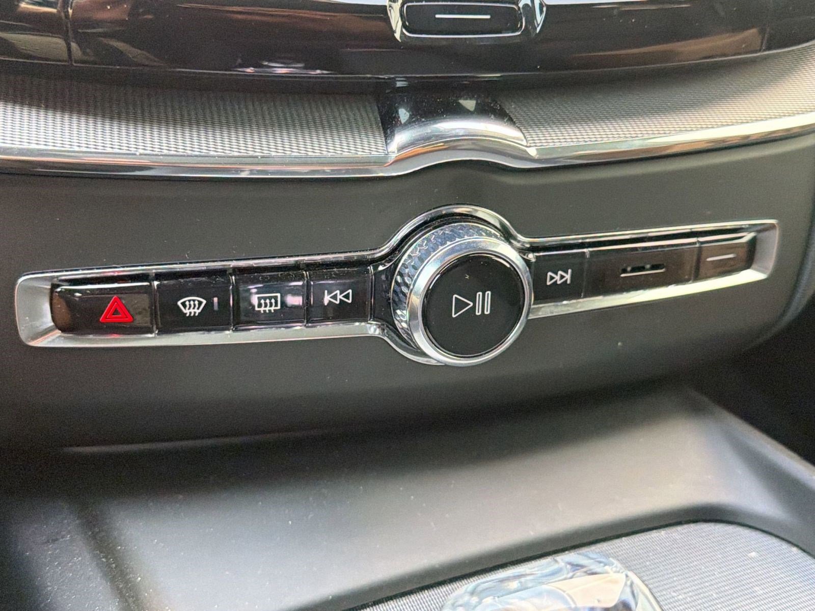 Certified 2024 Volvo XC60 T8 Ultimate w/ Protection Package Premier image 19