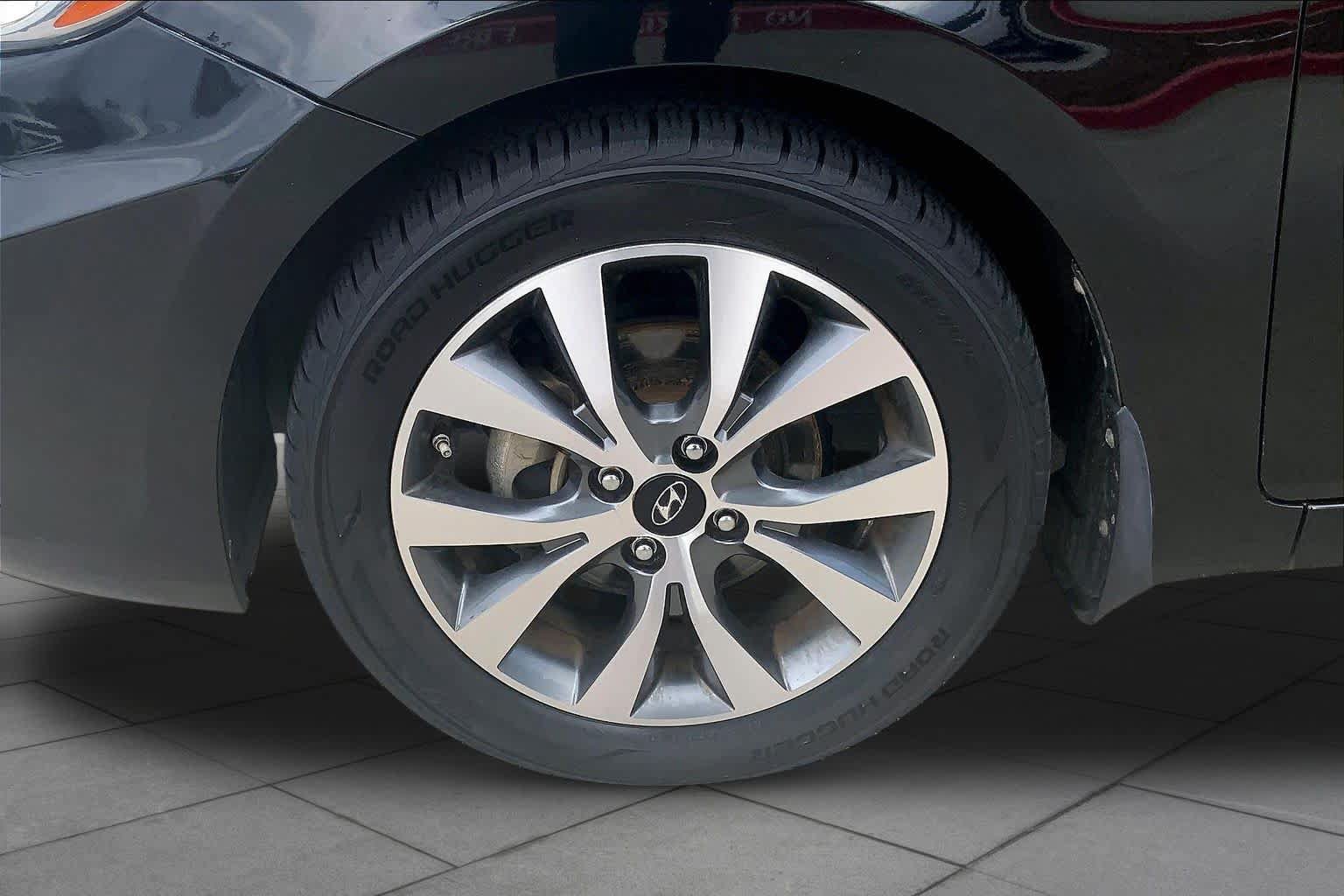 Used 2015 Hyundai Accent Sport FWD image 11