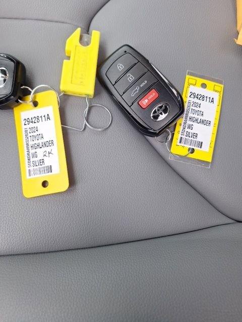 Used 2024 Toyota Highlander XLE image 27