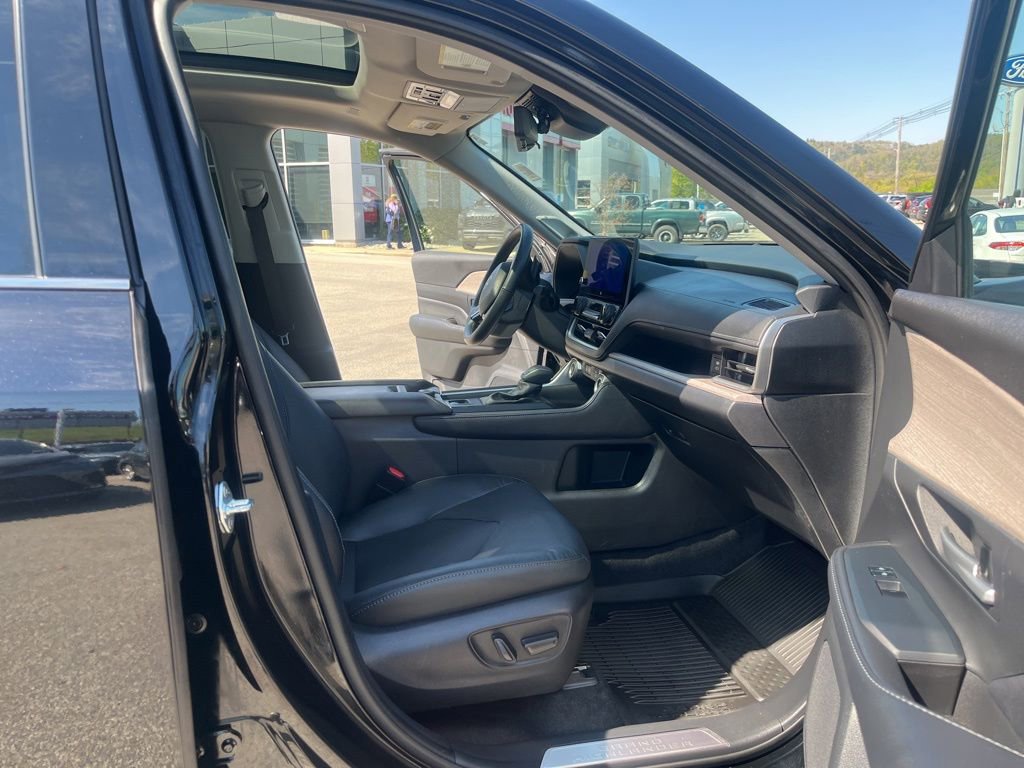Used 2024 Toyota Grand Highlander AWD image 17