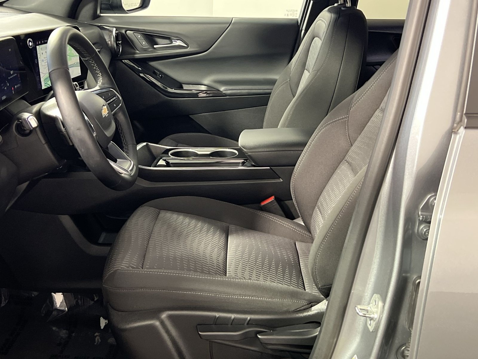 Used 2025 Chevrolet Equinox LT FWD image 13
