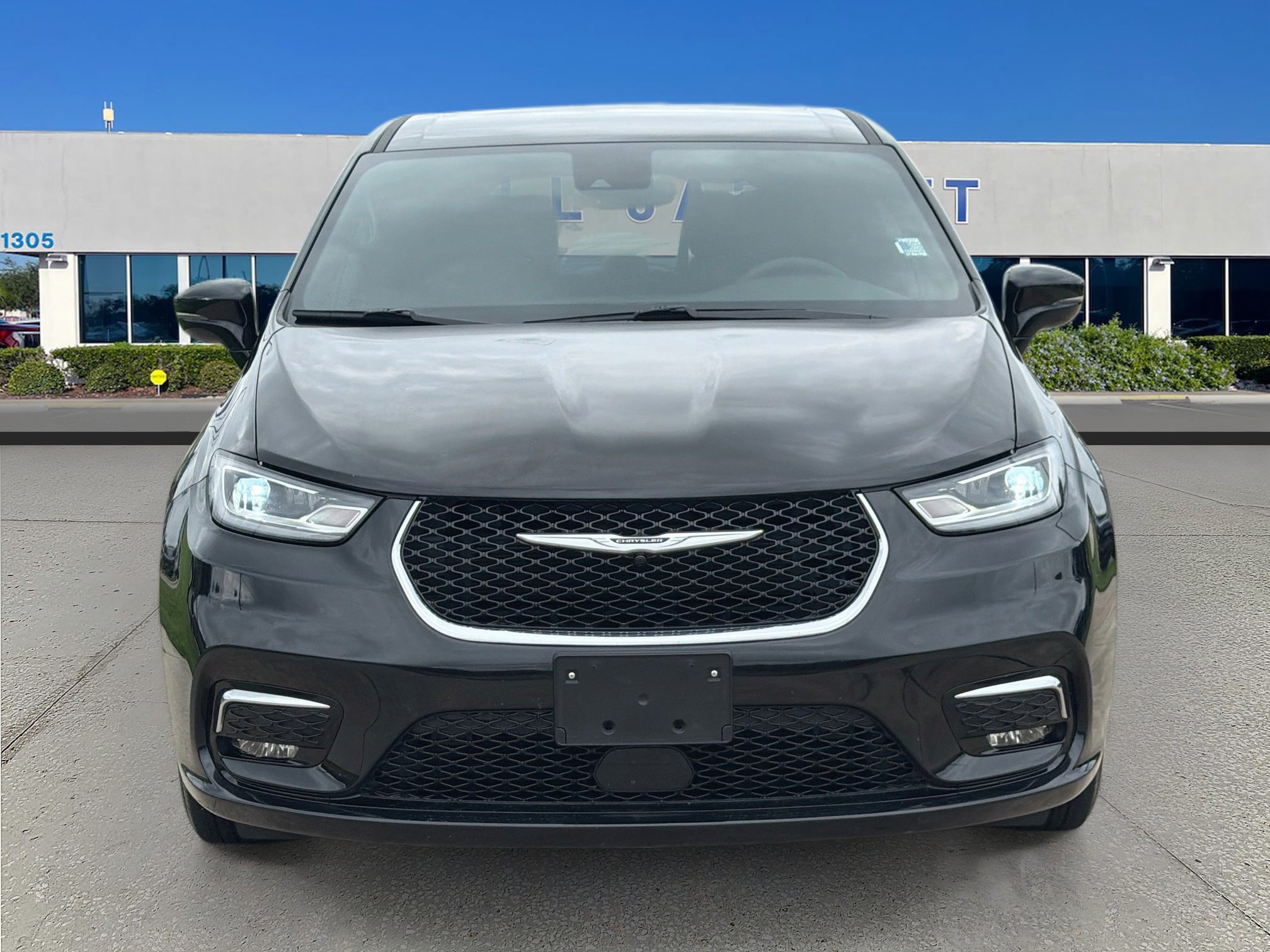 Used 2025 Chrysler Pacifica Select FWD image 2