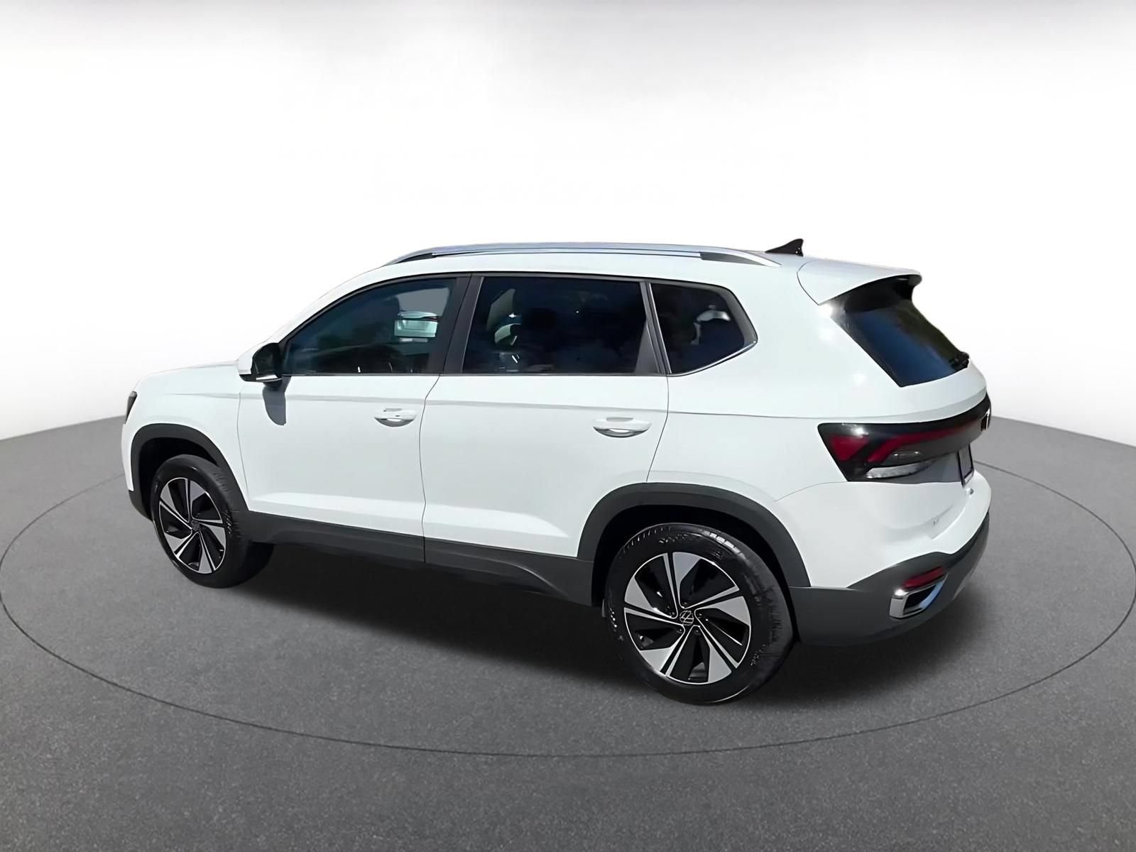 Used 2026 Volkswagen Taos SE AWD/4WD image 9