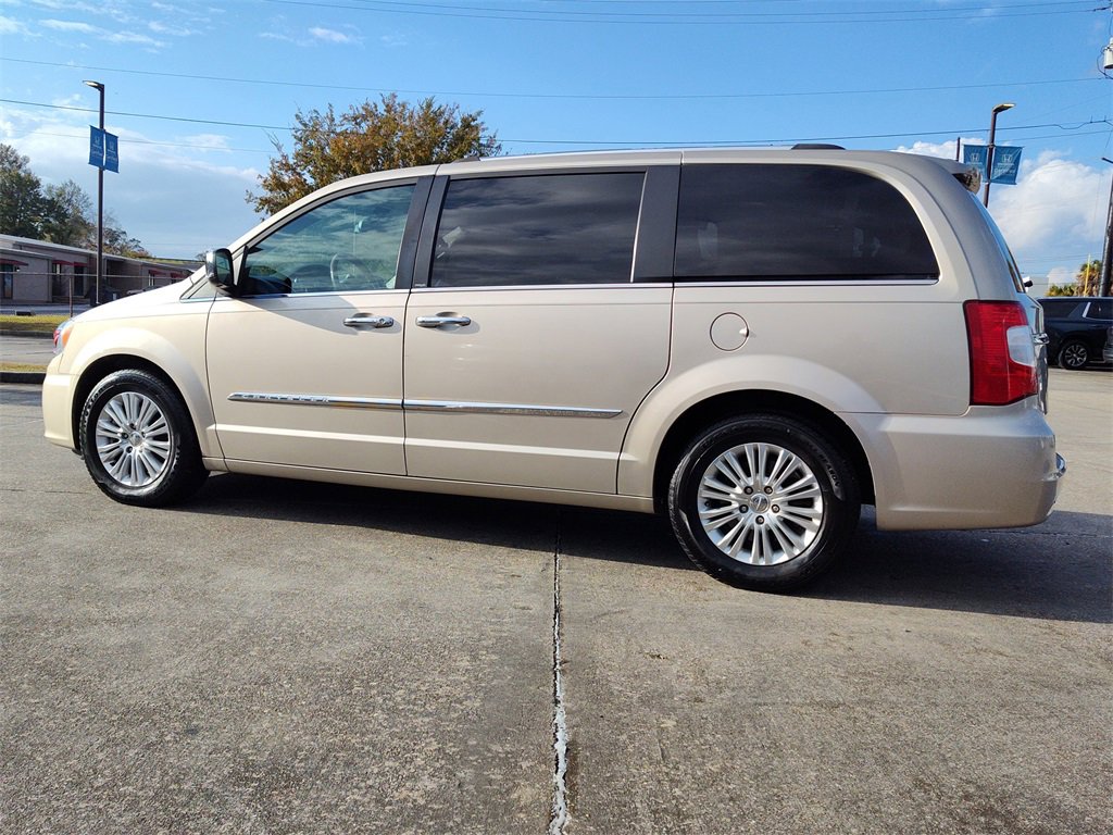 Used 2012 Chrysler Town & Country Limited w/ Luxury Group image 5