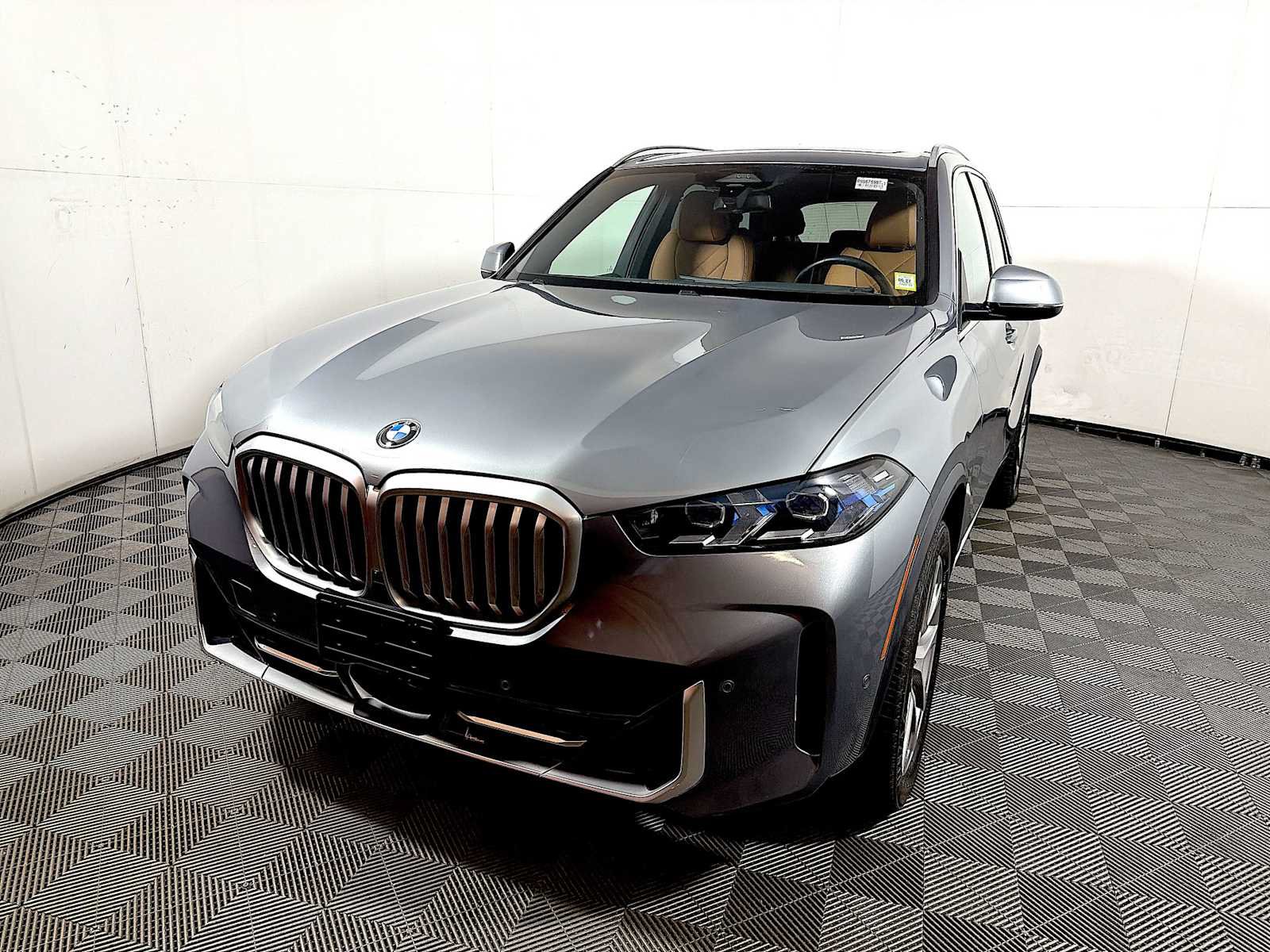 Used 2024 BMW X5 xDrive40i w/ Premium Package AWD/4WD image 3