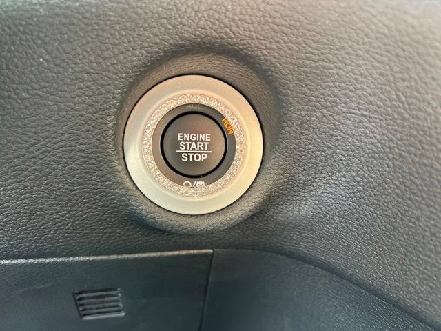 Used 2025 Chrysler Pacifica Select w/ Uconnect Theater Family Group AWD/4WD image 17