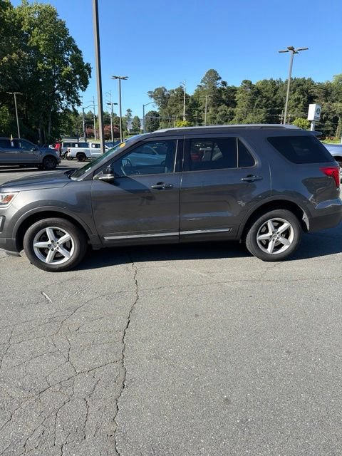 Used 2017 Ford Explorer XLT w/ Equipment Group 202A AWD/4WD image 2