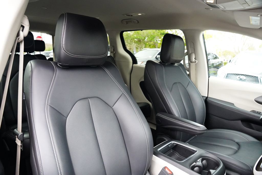 Used 2024 Chrysler Pacifica Touring-L image 31