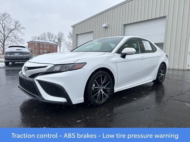 Used 2023 Toyota Camry SE image 3