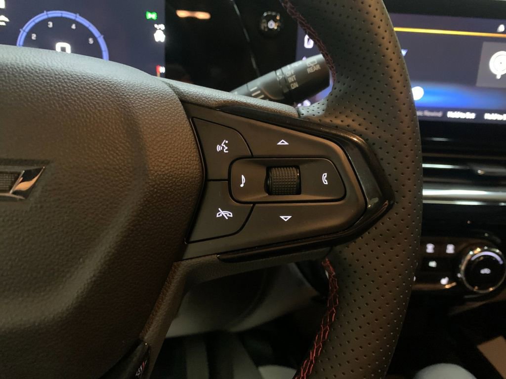 Used 2025 Chevrolet Trax RS w/ Sunroof Package image 29