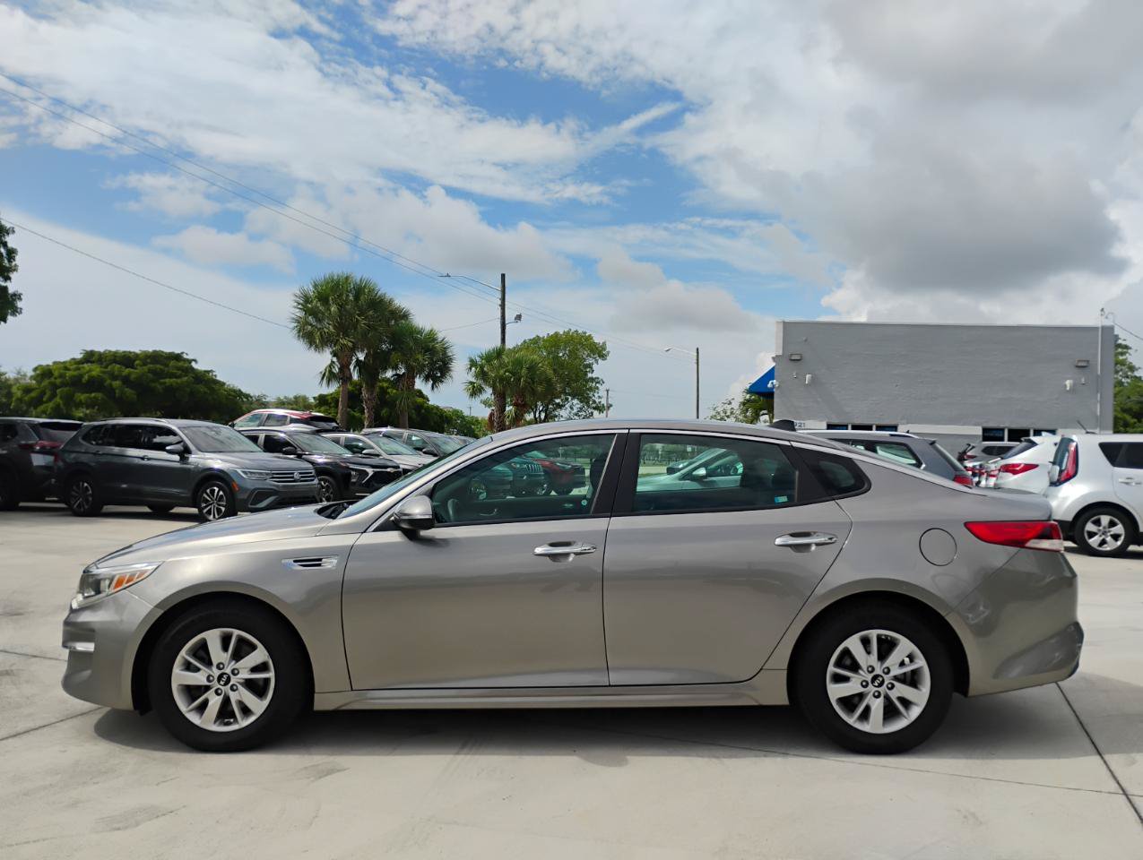 Used 2017 Kia Optima LX FWD image 3