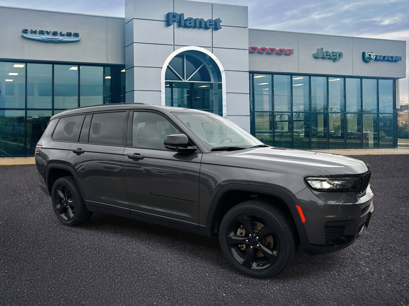 Used 2023 Jeep Grand Cherokee L Laredo image 1