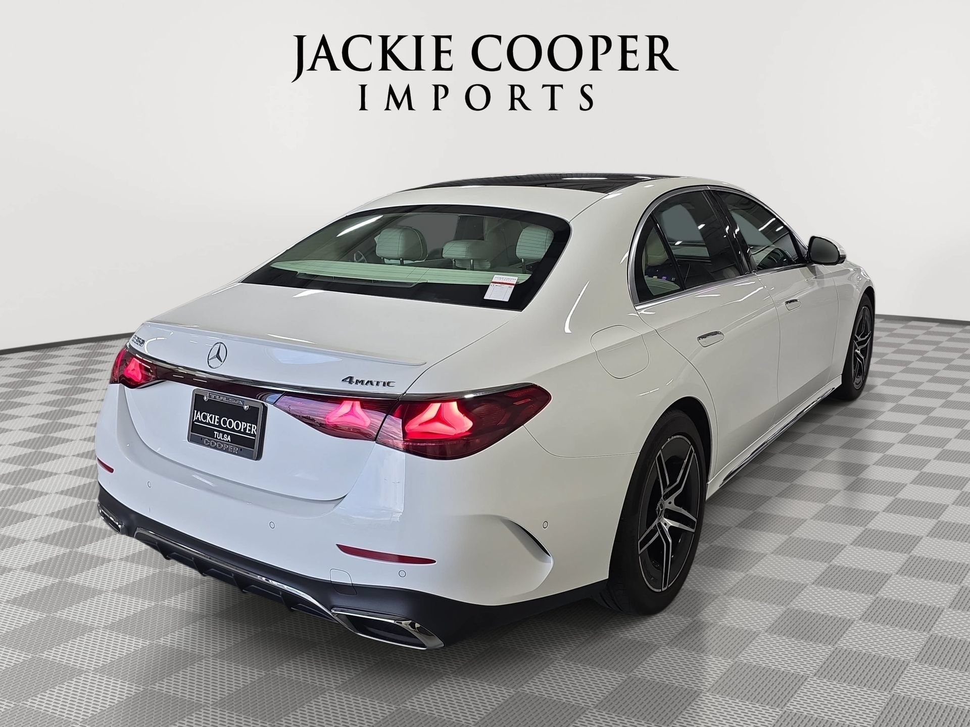 Used 2025 Mercedes-Benz E 350 4MATIC Sedan image 5