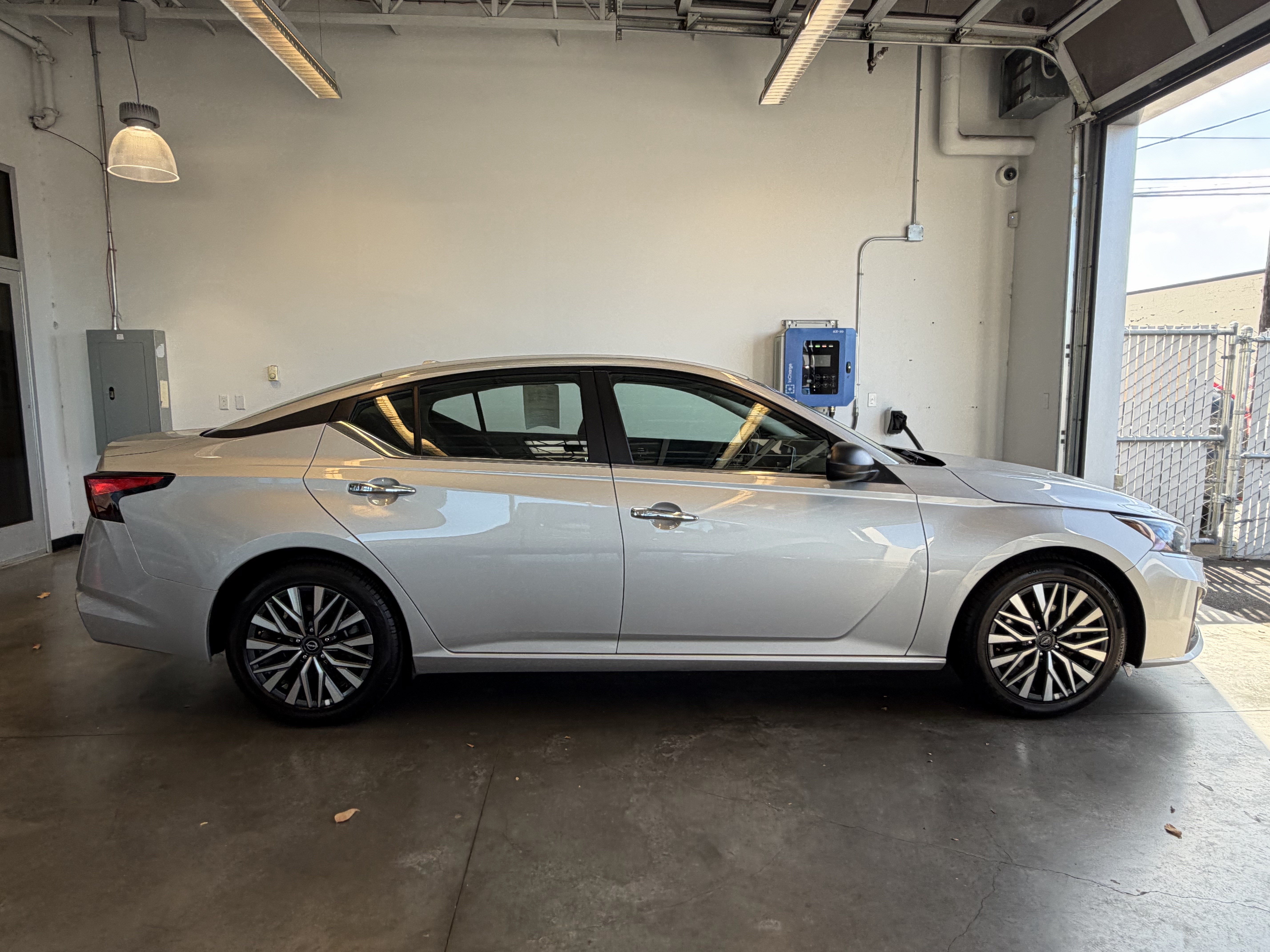 Used 2025 Nissan Altima 2.5 SV FWD image 2