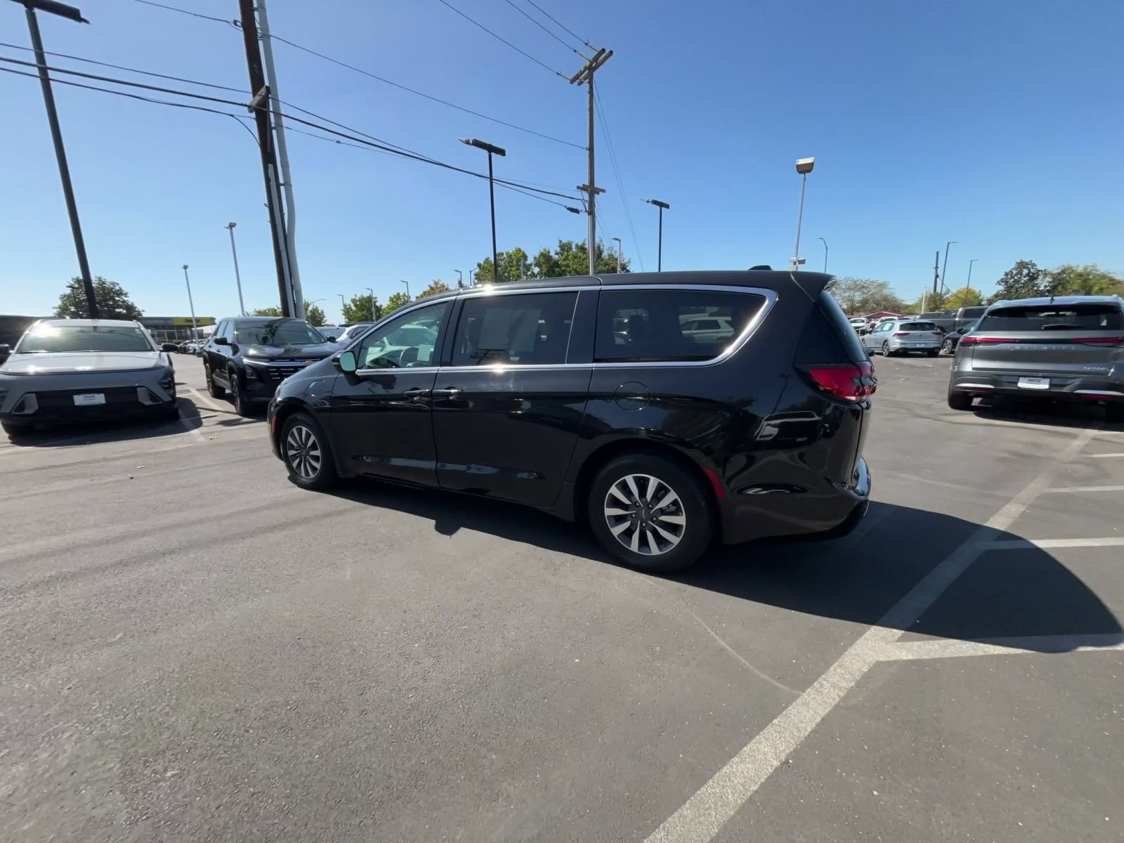 Used 2023 Chrysler Pacifica Touring-L FWD image 9