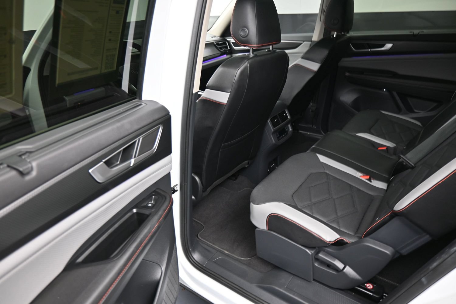 Used 2024 Volkswagen Atlas Peak Edition SEL AWD/4WD image 17