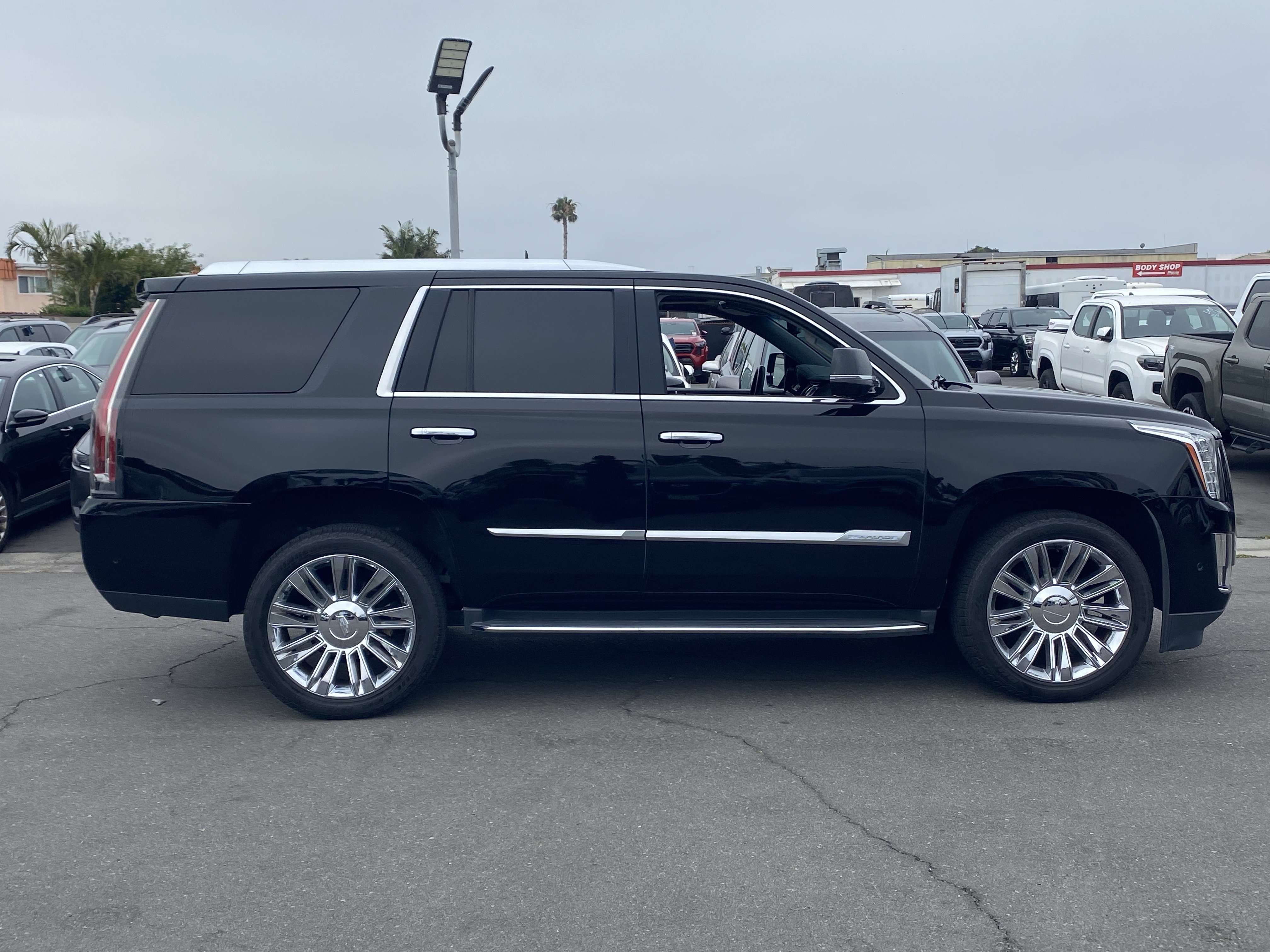 Used 2019 Cadillac Escalade Luxury AWD/4WD image 2