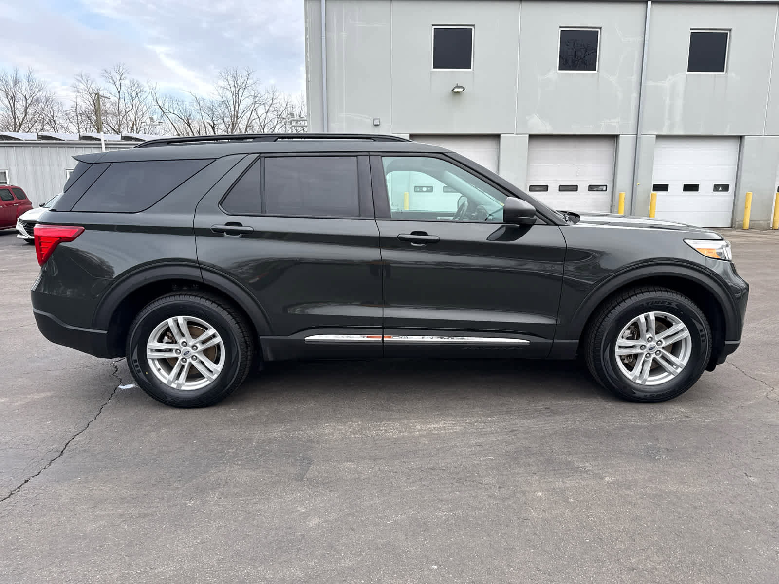 Used 2023 Ford Explorer XLT image 2